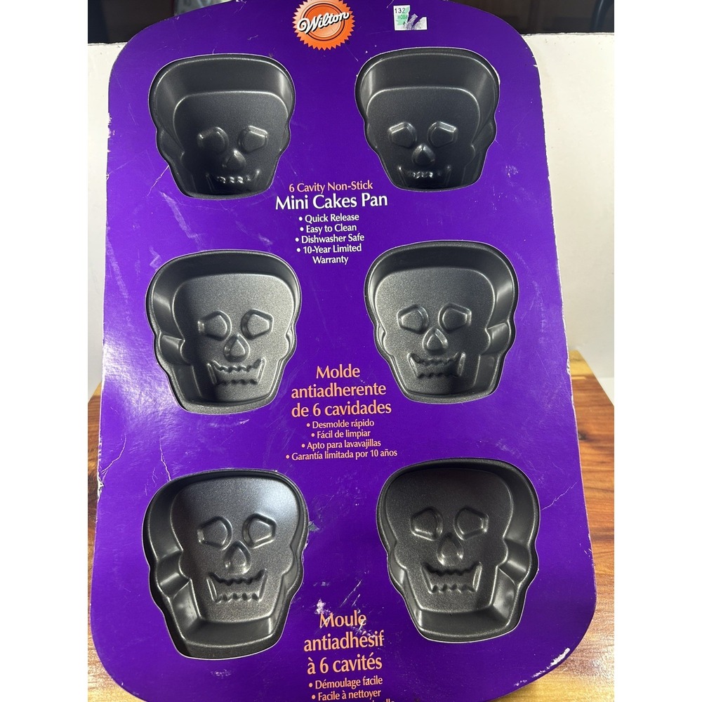 Wilton SKULLS Halloween 6 Mini Cakes Pan Non-stick - Picture 2 of 4